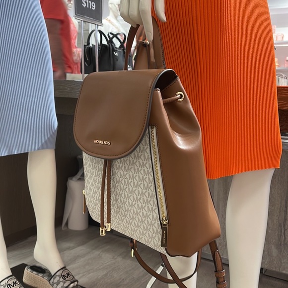 Michael Kors Backpack Bag Phoebe Medium Flap Drawstring Backpack 
Vanilla 
NWT - Picture 13 of 16